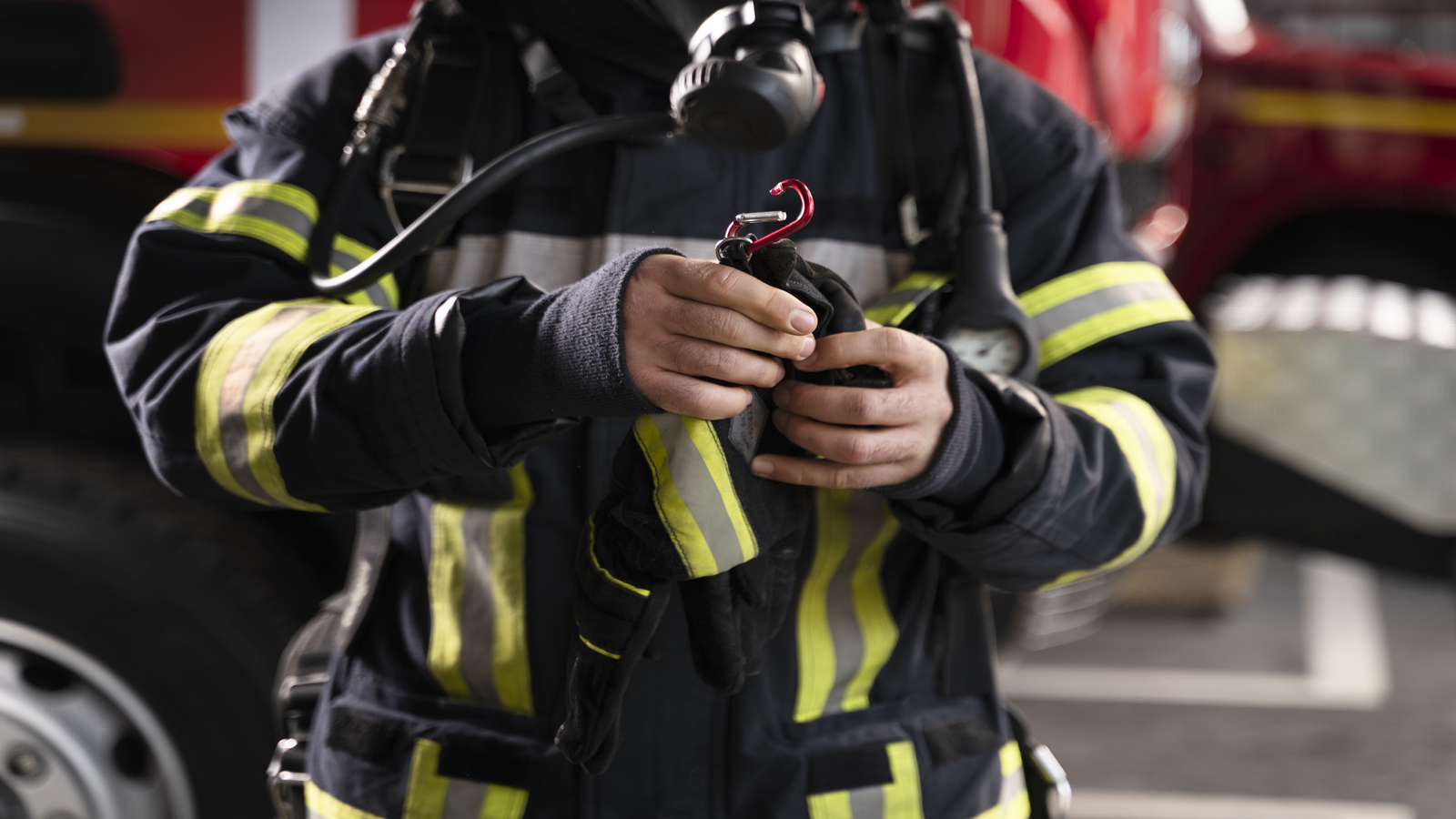brigadista verificando a Instalação de sistema de prevenção contra incêndio