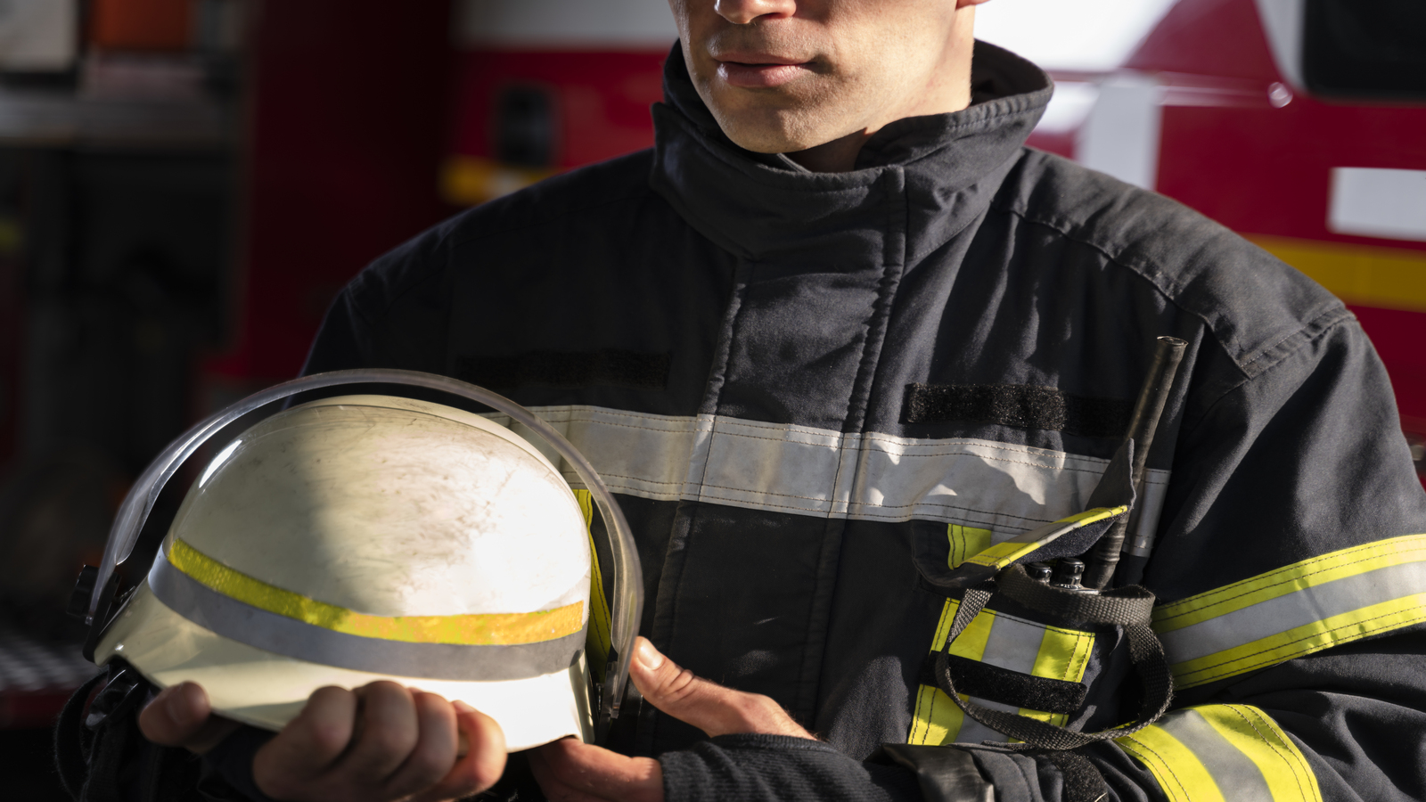 homen do corpo de bombeiros representando o AVCB